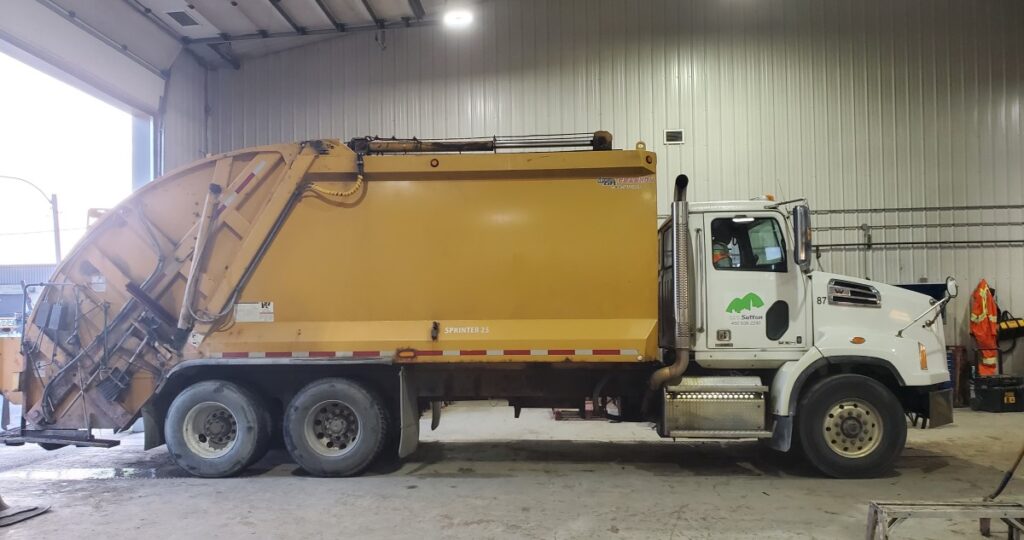 Photo camion poubelle garage FB