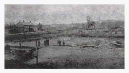 Scène de désolation au lendemain du grand feu de 1898. Photographie prise par Frank Wheeler de Richford au Vermont.