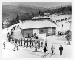 La station de ski Mont-Sutton est vite devenue très populaire en raison de ses nombreuses pistes en sous-bois.